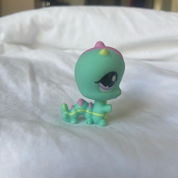 Littlest Pet Shop #1945 Caterpillar - Picture 4 of 12